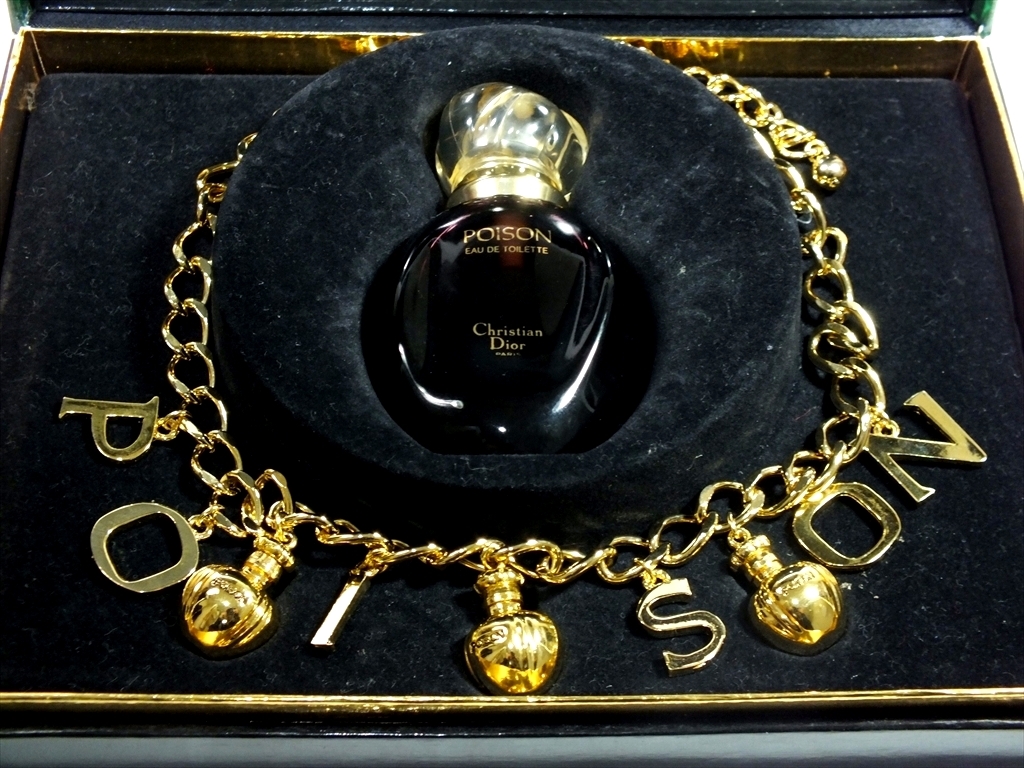 Fragrance & Necklace